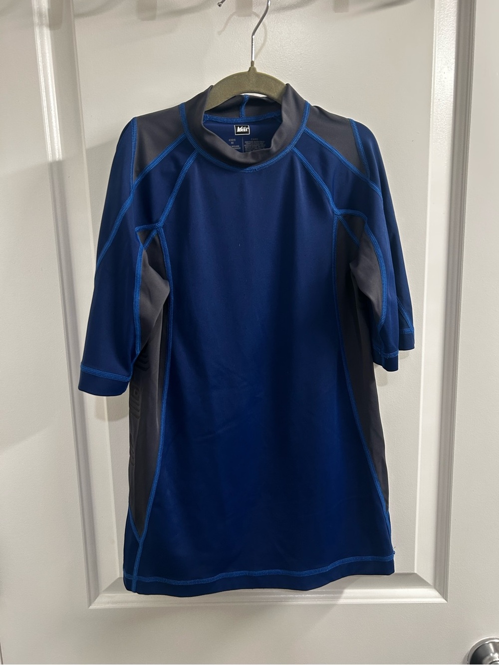 REI Boys Rashgaurd Sz M